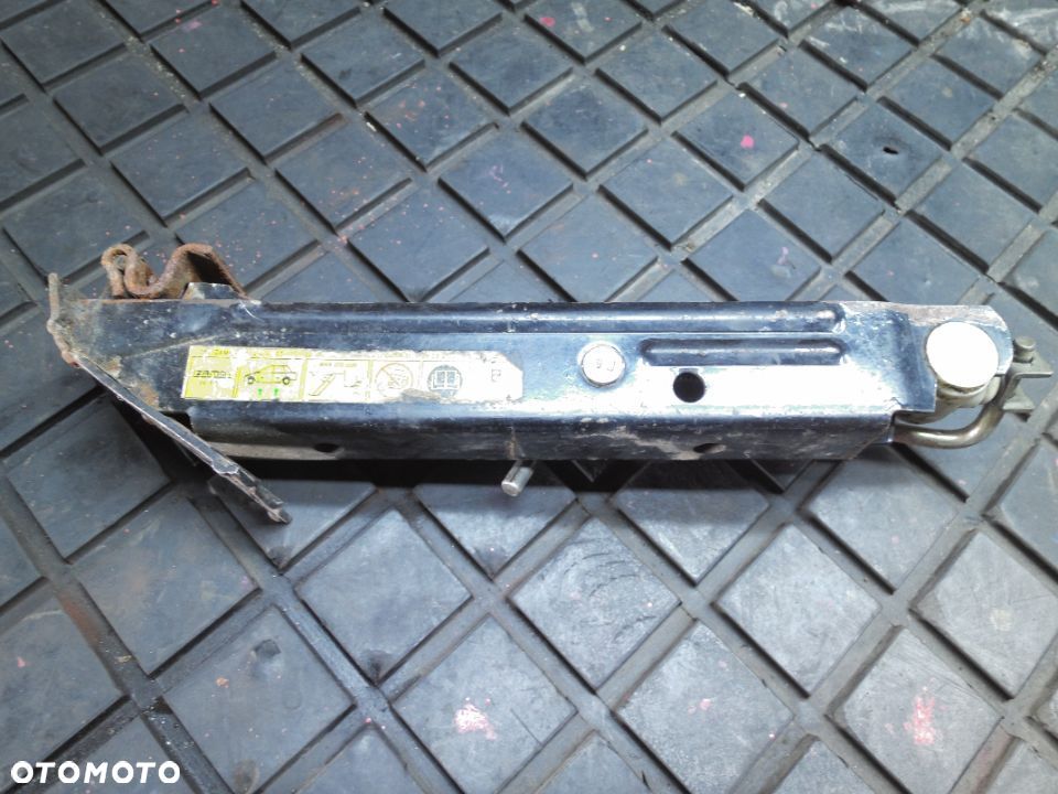 Lewarek samochodowy podnośnik Izamot - 1