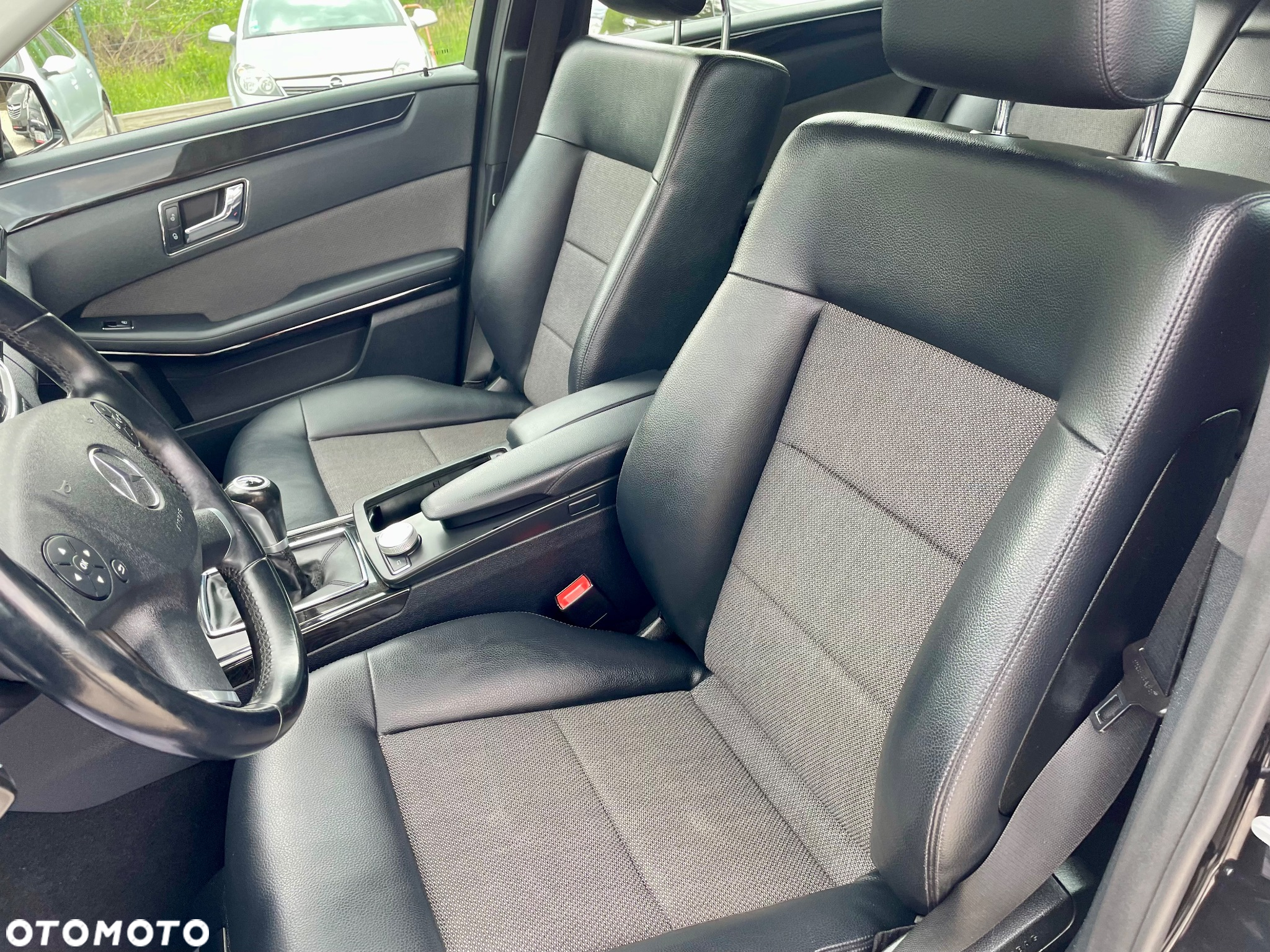 Mercedes-Benz Klasa E 200 CGI BlueEffICIENCY Avantgarde - 35
