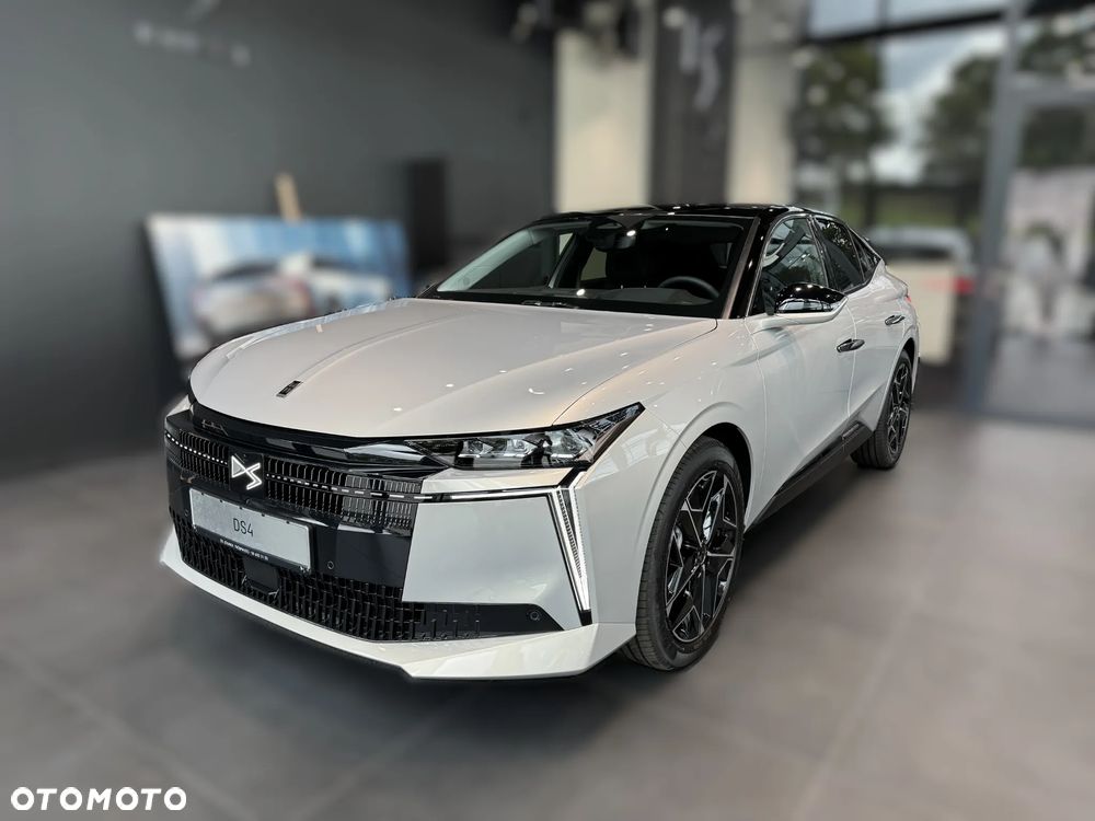 DS Automobiles N°4 1.2 mHEV Étoile Alcantara eDCS6 - 2