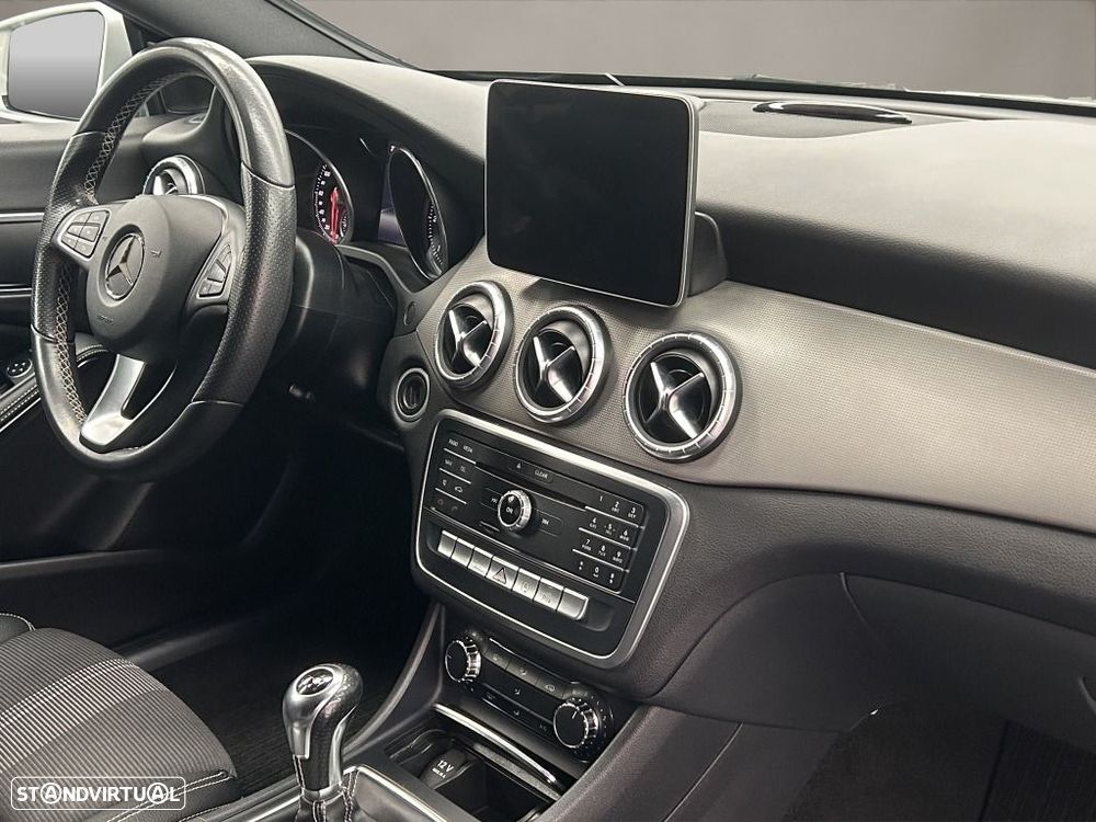 Mercedes-Benz CLA 180 d Shooting Brake - 13
