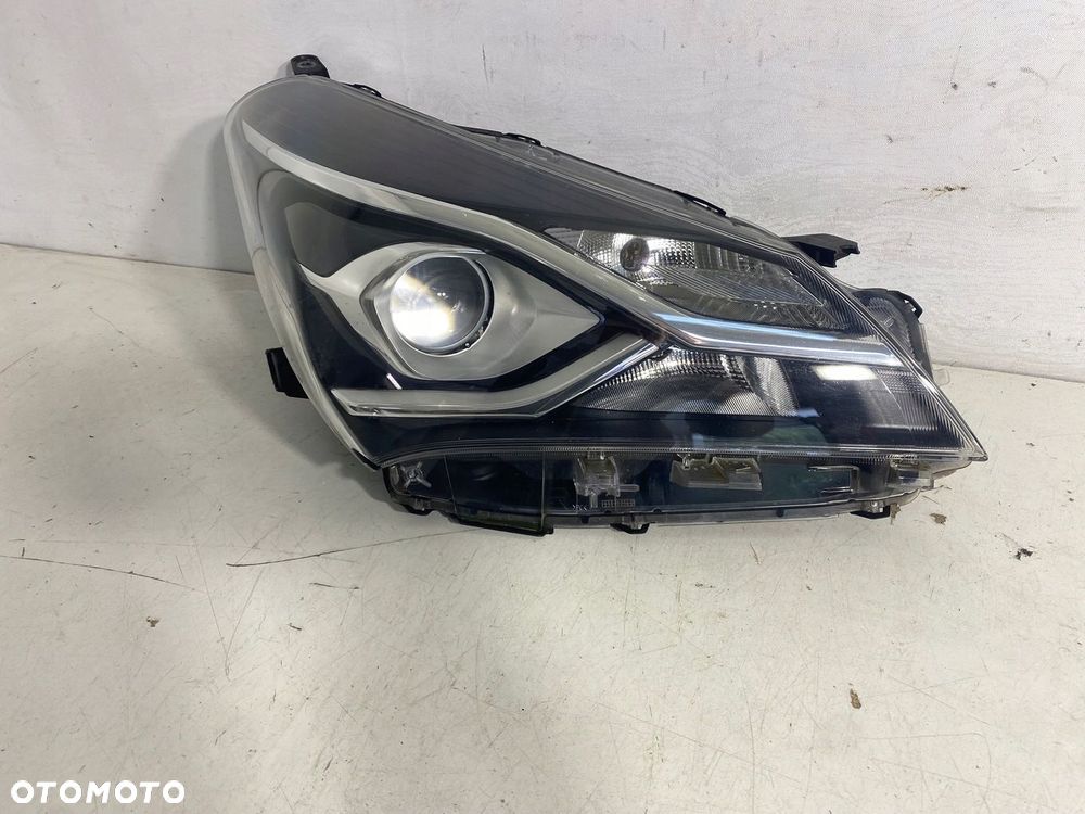 LAMPA PRAWY PRZÓD PRAWA PRZEDNIA TOYOTA YARIS III LIFT EU - 2