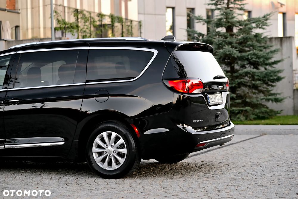 Chrysler Pacifica - 4