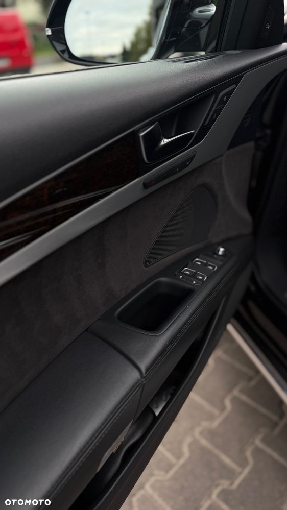 Audi A8 2010 photo 2