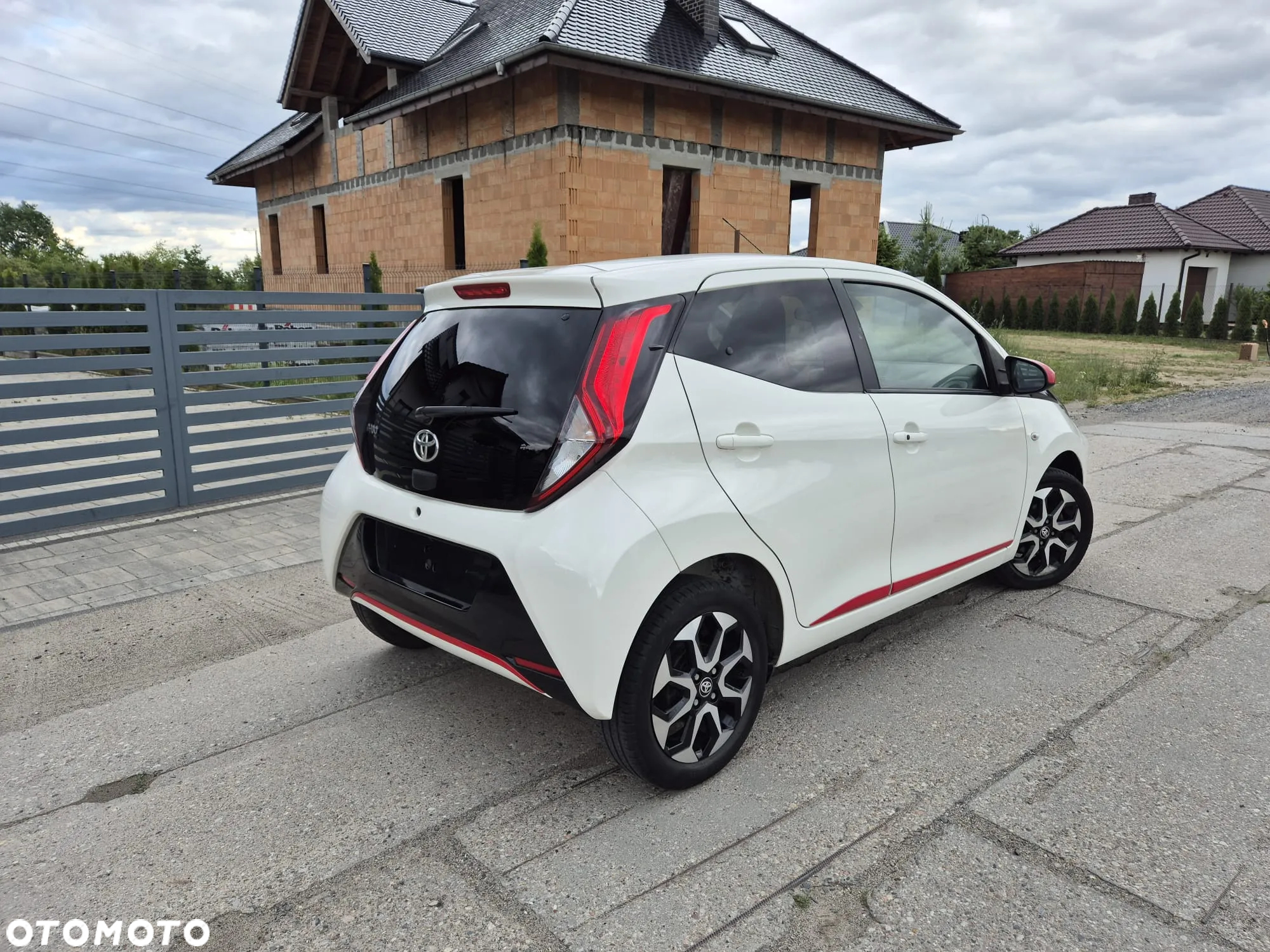 Toyota Aygo x.shift x-play connect - 4