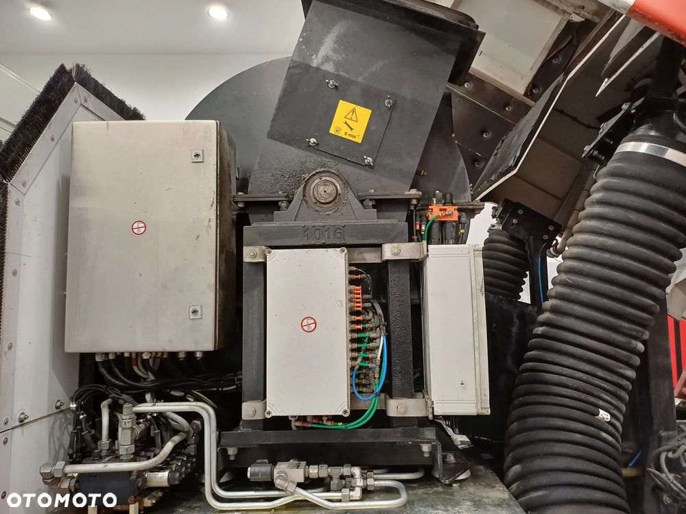 Renault D12 Zamiatarka Zoeller Faun Euro 6 PM10 Szczotki L/R Rok 2017 2 Silniki 2825 MTH - 17