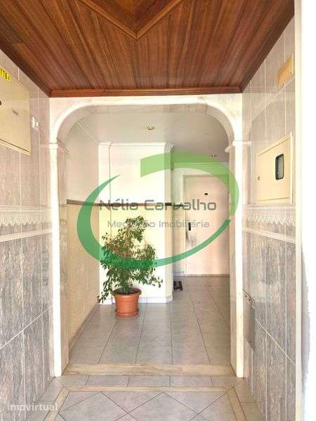 Apartamento T2 convertido em T3 | 95 m² | Quinta do Conde - Grande imagem: 4/12