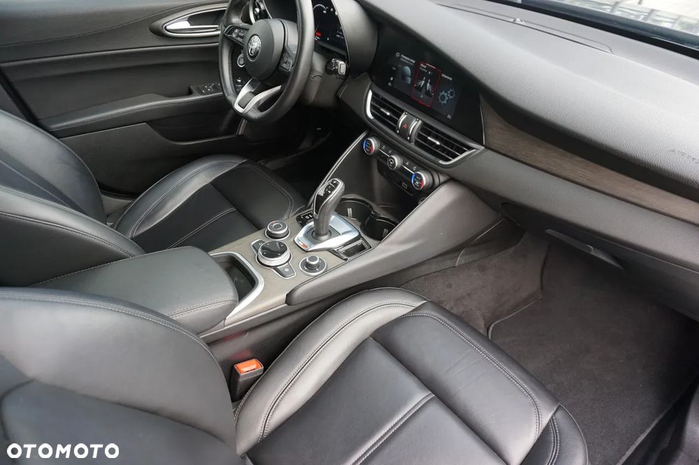 Alfa Romeo Giulia 2.0 Turbo 16V AT8-Q4 Ti - 36
