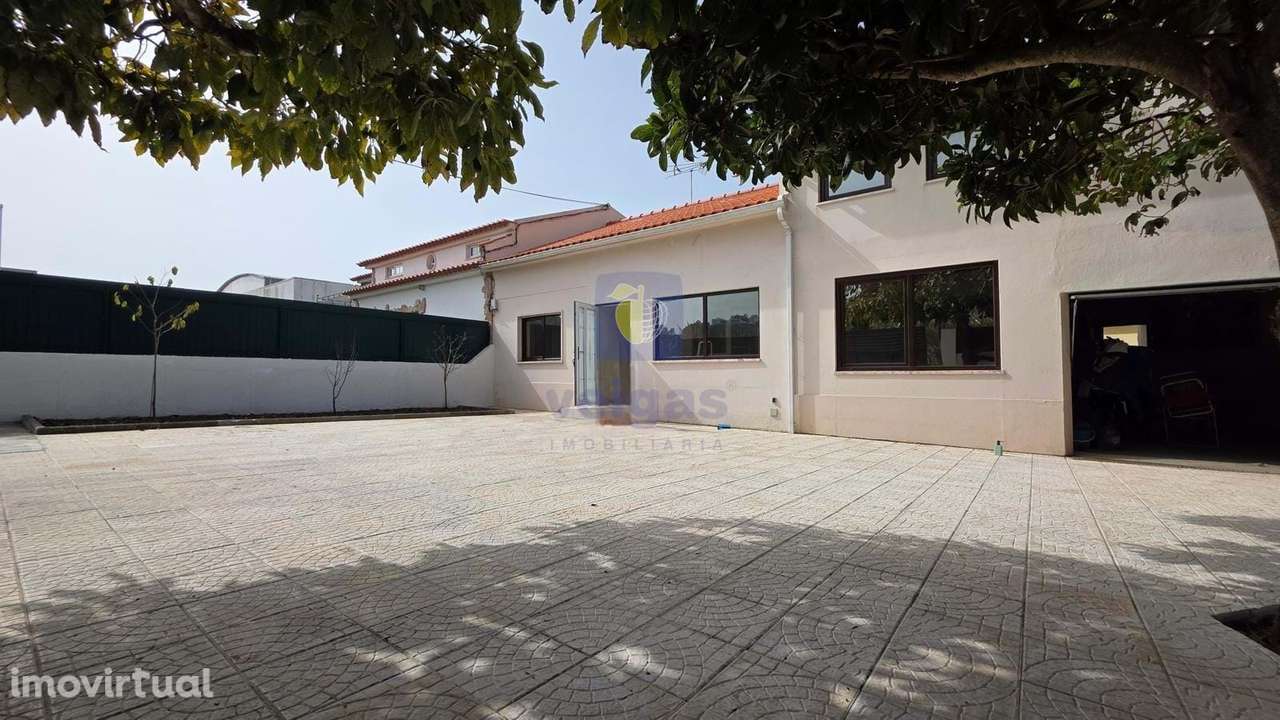 Moradia T5 com Jardim, Garagem e Sótão – A 2 Minutos das Caldas da Rai - Grande imagem: 3/36