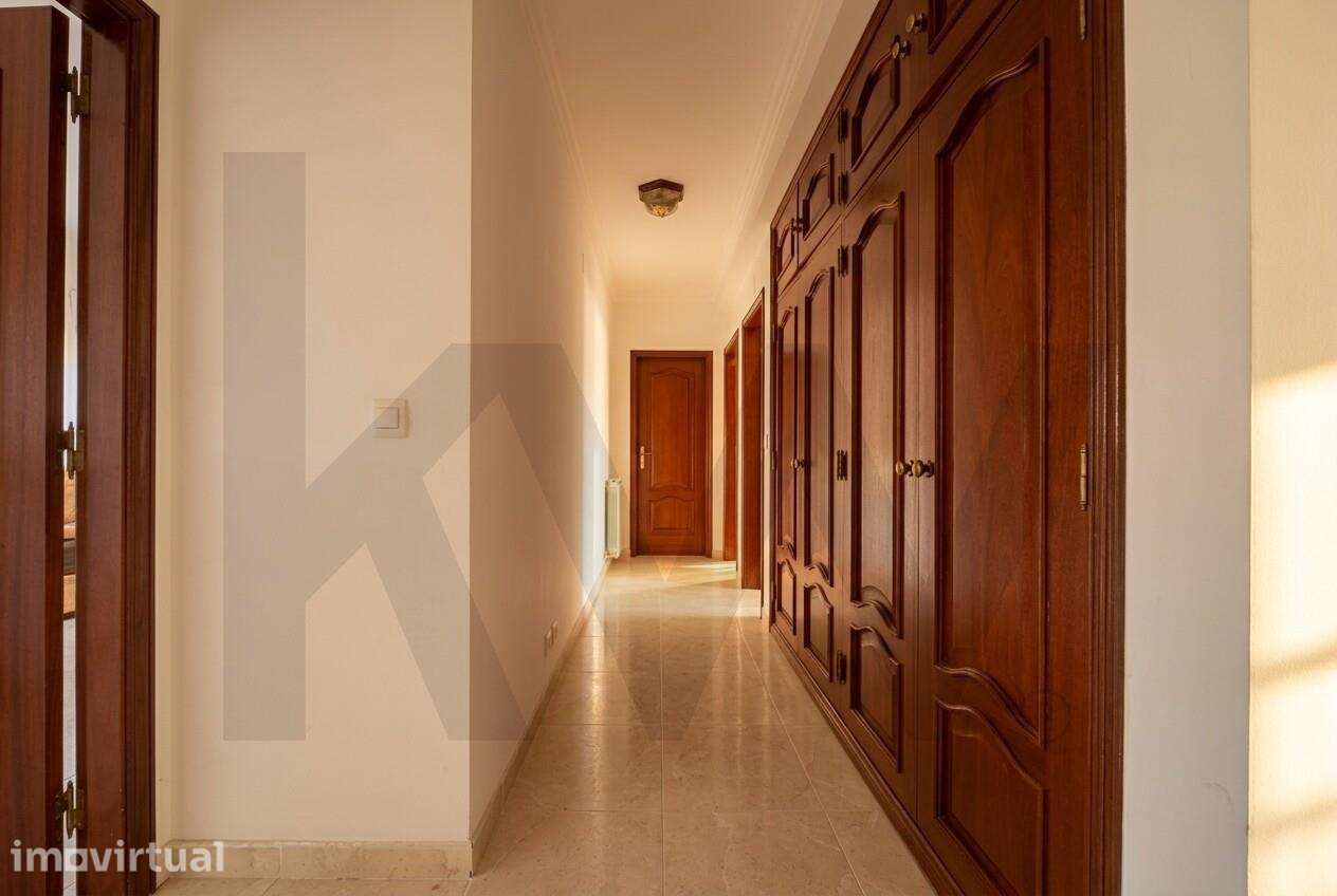 Apartamento T2 com 75m2, lugar de parqueamento coberto e arrecadação a - Grande imagem: 2/27