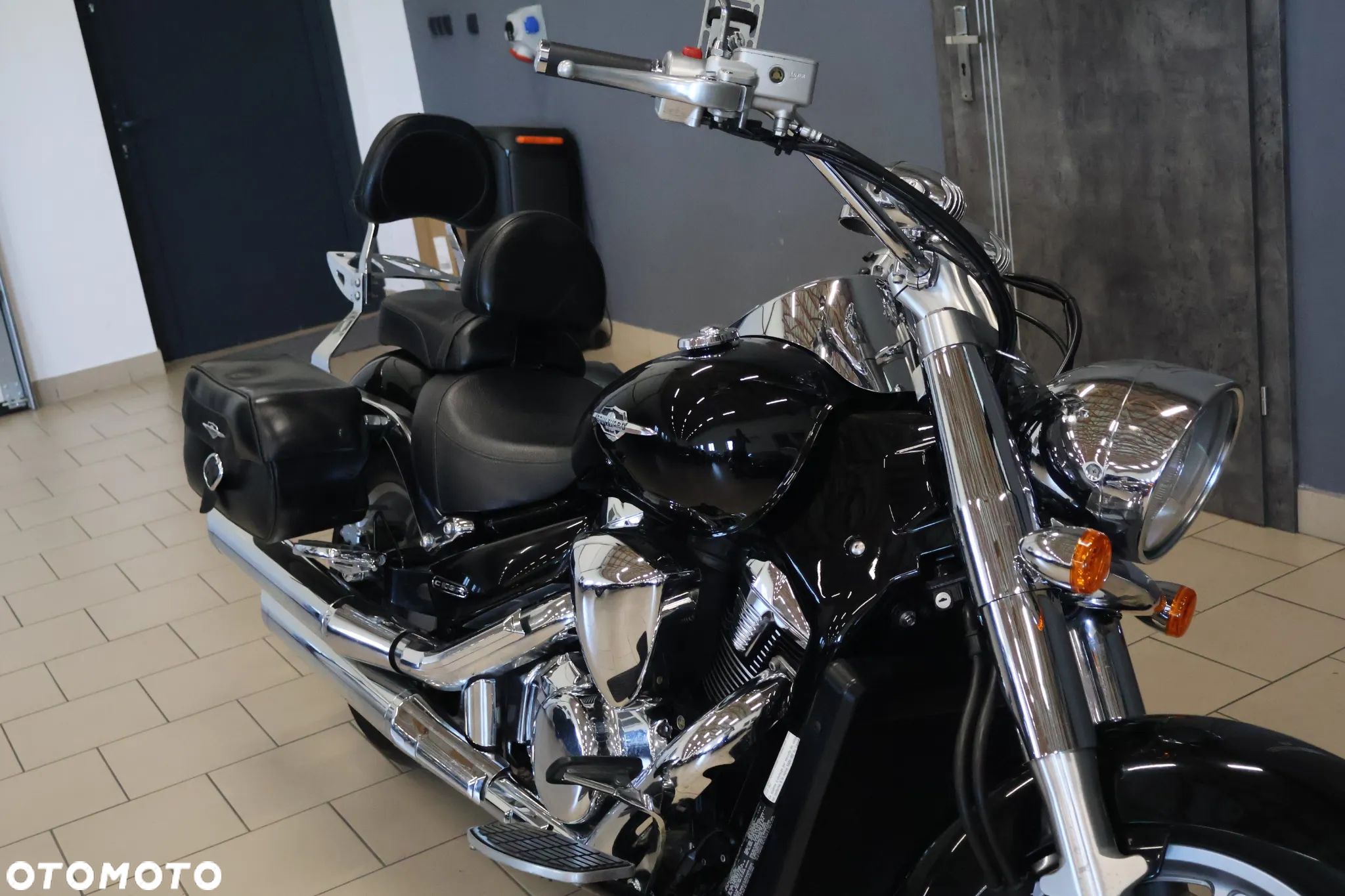 Suzuki Intruder - 1