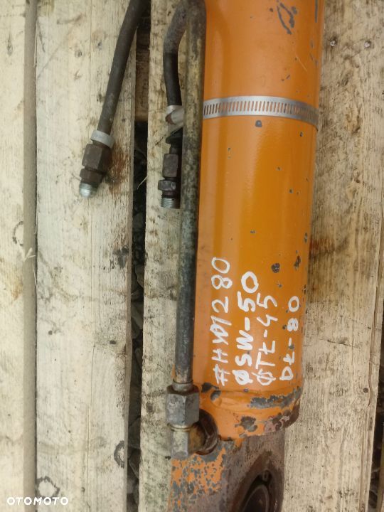 Siłownik Case 821C Nowy typ 78 50 45 - 9