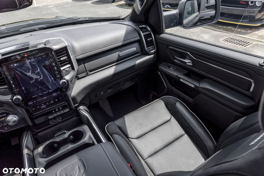 RAM 1500 Laramie Night Premium - 31