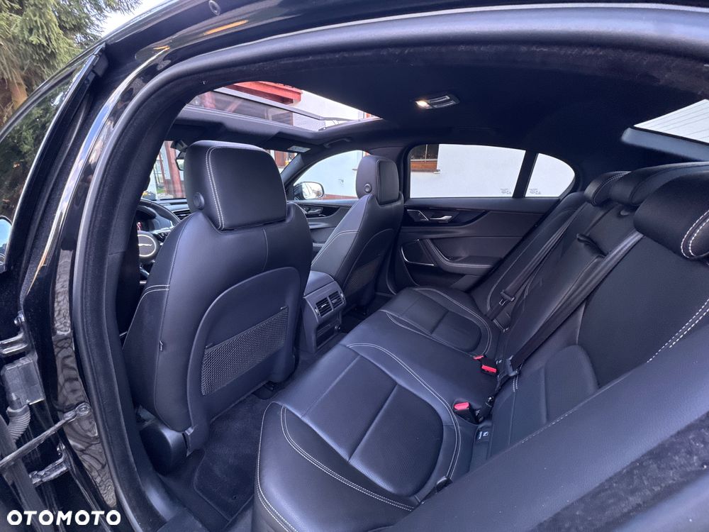 Jaguar XE 2.0 D180 AWD R-Dynamic HSE - 8