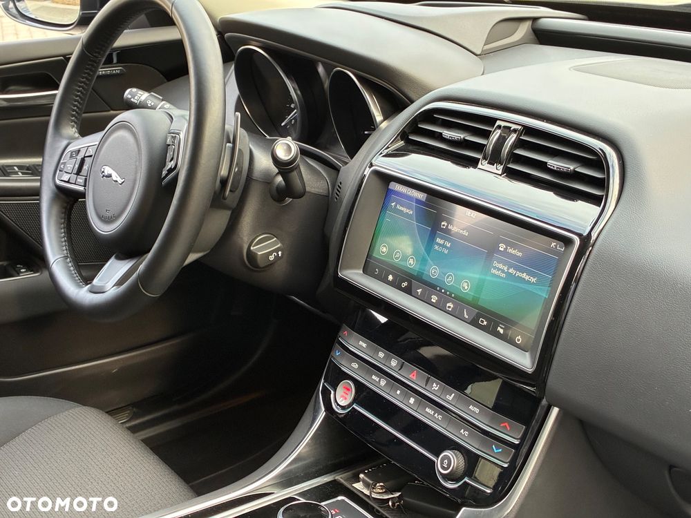 Jaguar XE 20d AWD Portfolio - 12