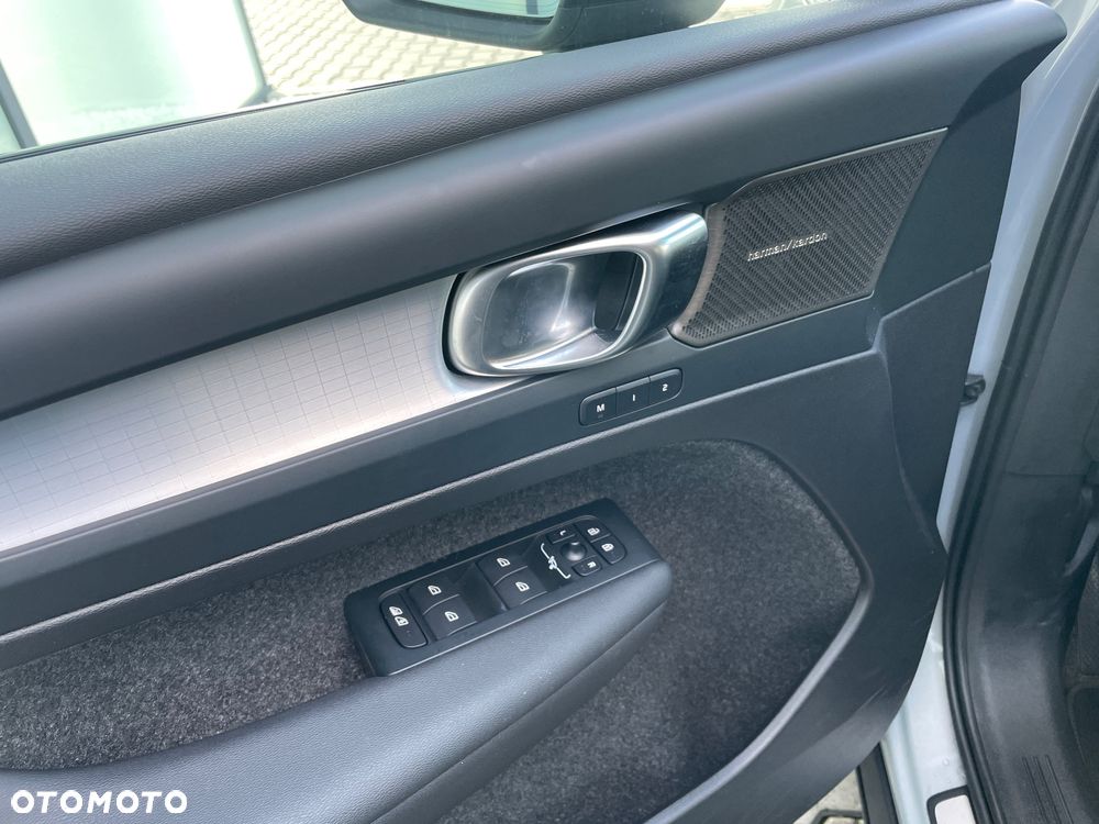 Volvo XC 40 B3 Ultra Dark - 11