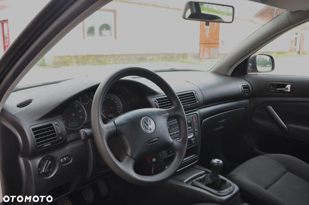 Volkswagen Passat 1.6 Comfortline - 12