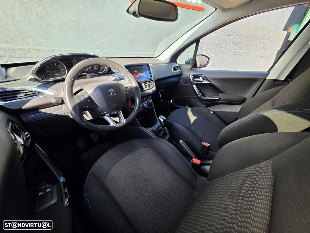 Peugeot 208 1.2 PureTech Signature - 11