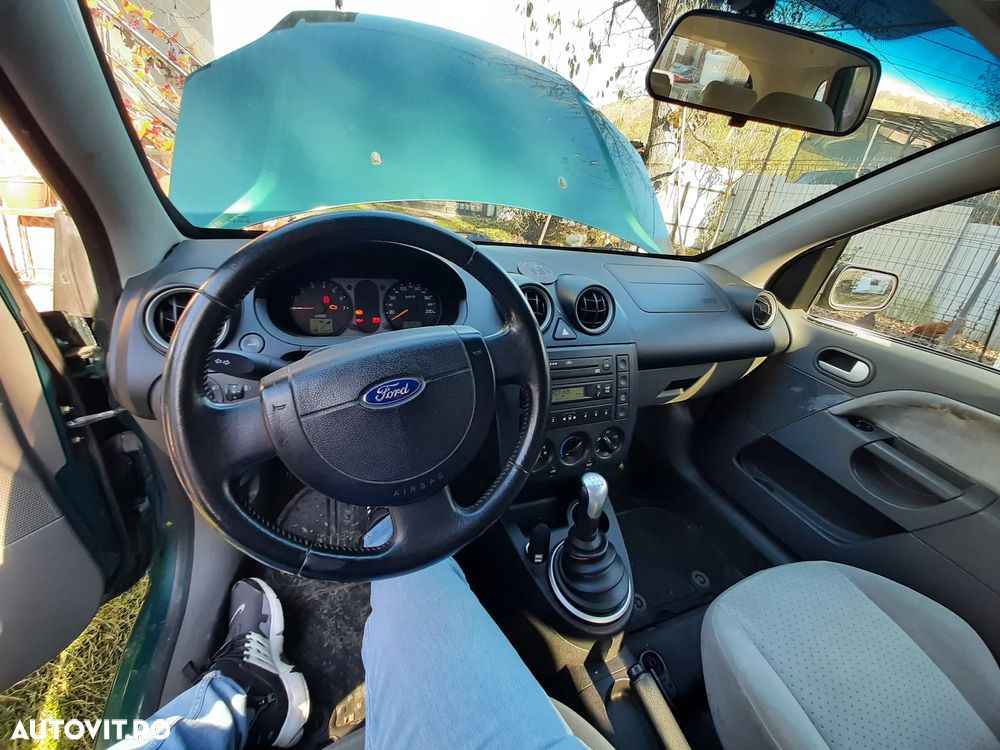Ford Fiesta 1.4i Ghia - 7