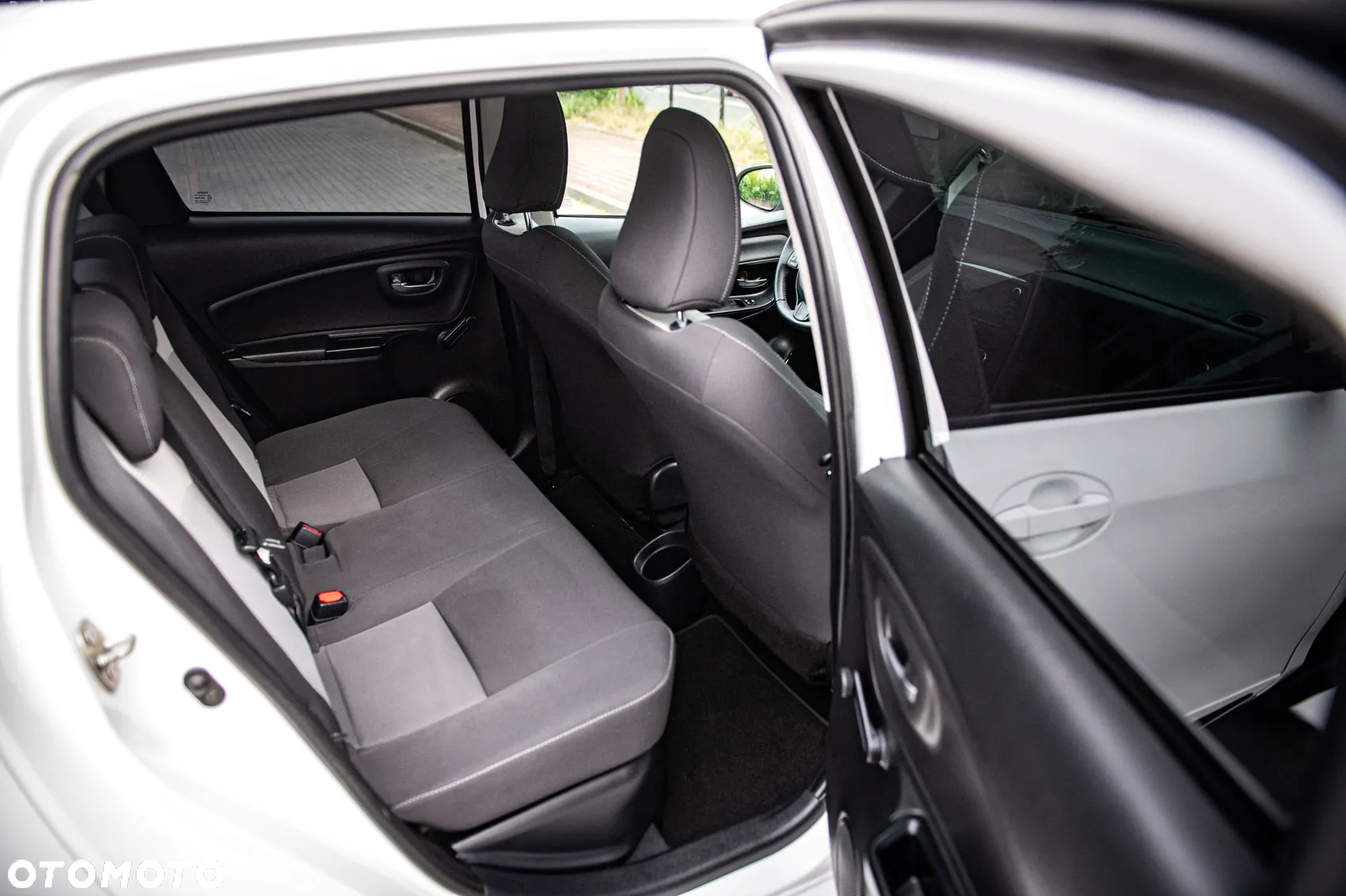Toyota Yaris Hybrid 100 Premium EU6 - 26