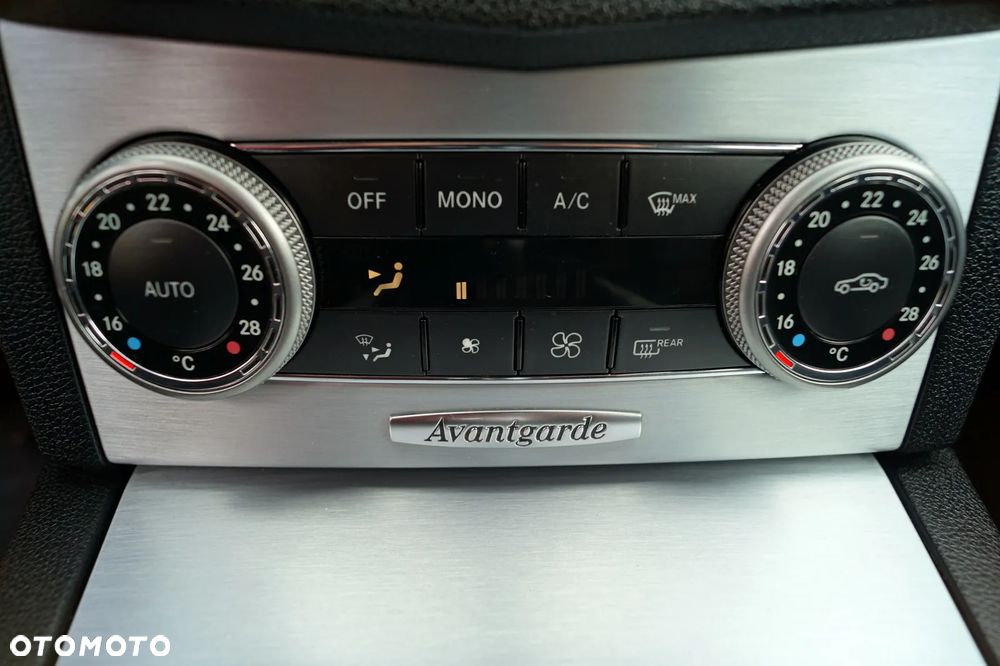 Mercedes-Benz Klasa C 180 CGI Automatik BlueEFFICIENCY Avantgarde - 36