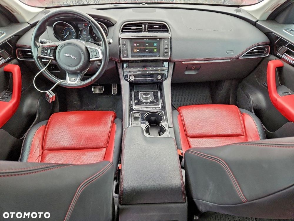 Jaguar F-Pace - 8