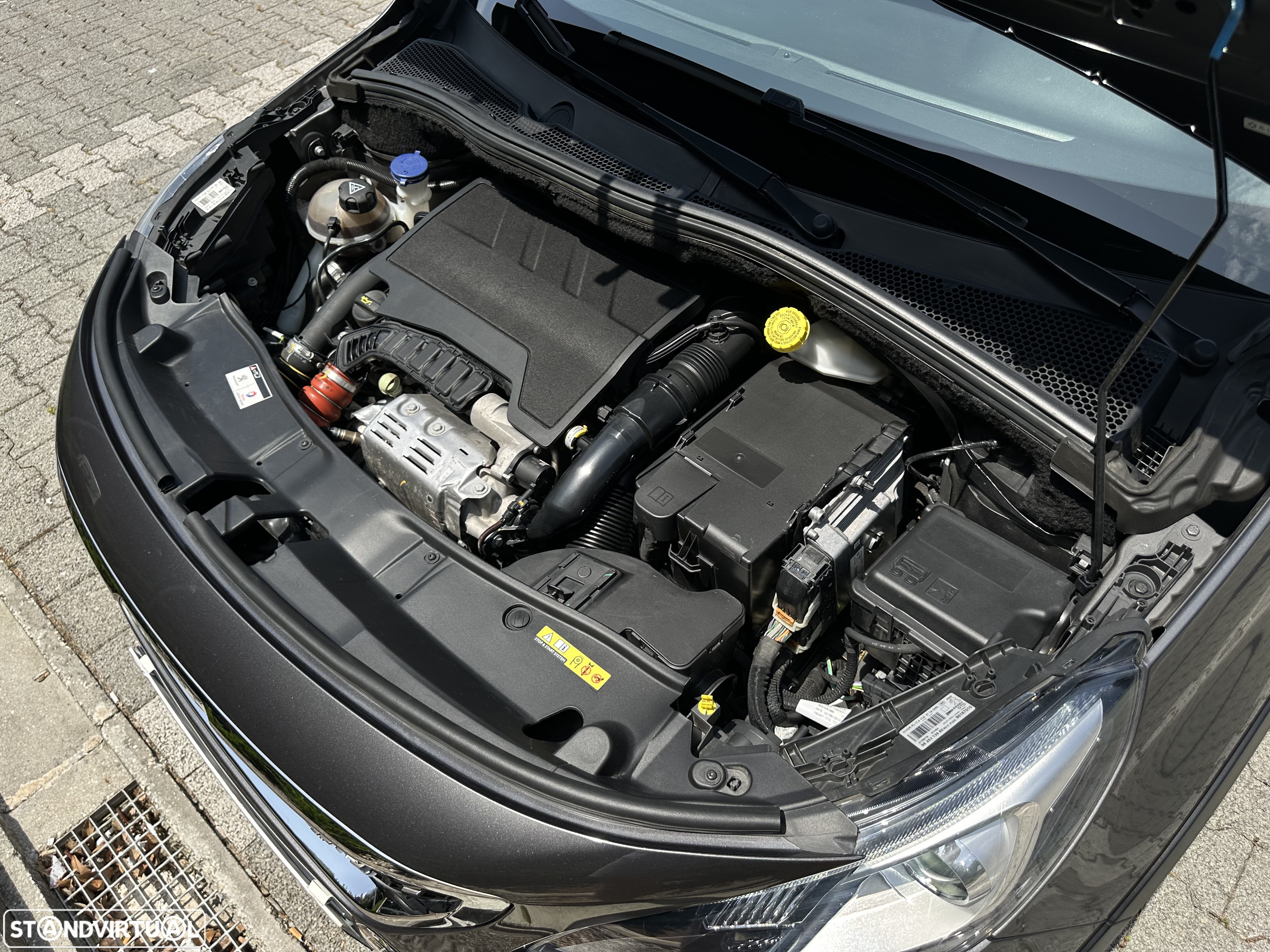 Peugeot 2008 1.2 PureTech Allure EAT6 - 26