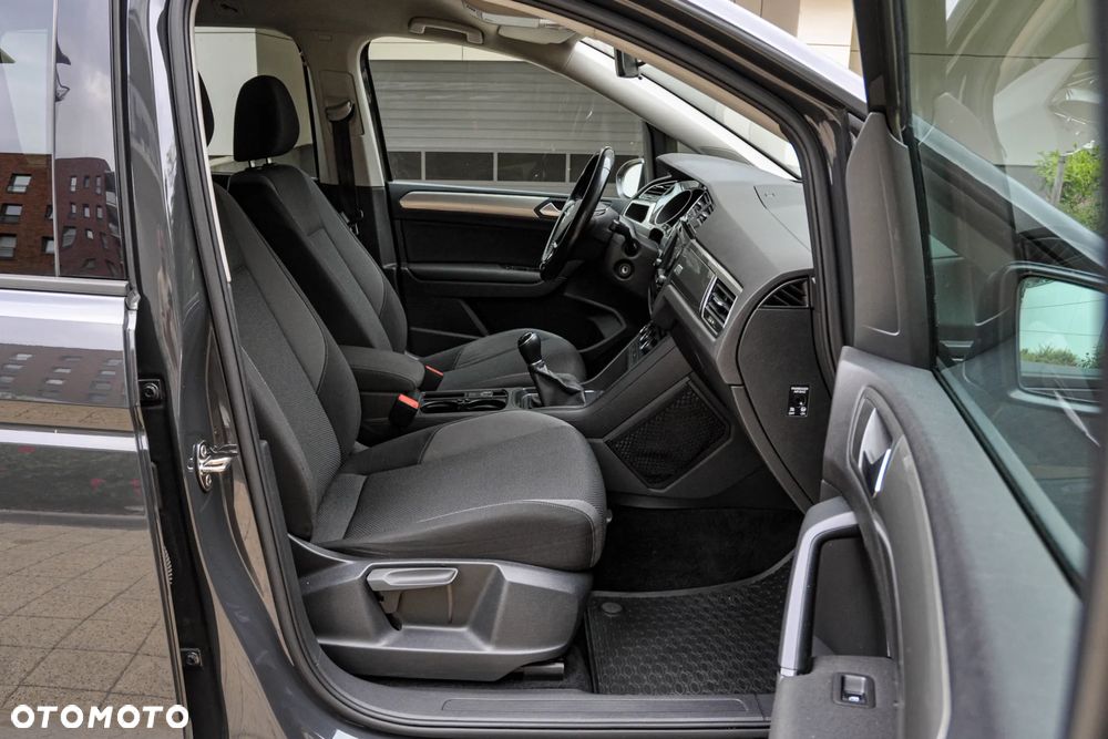 Volkswagen Touran - 12