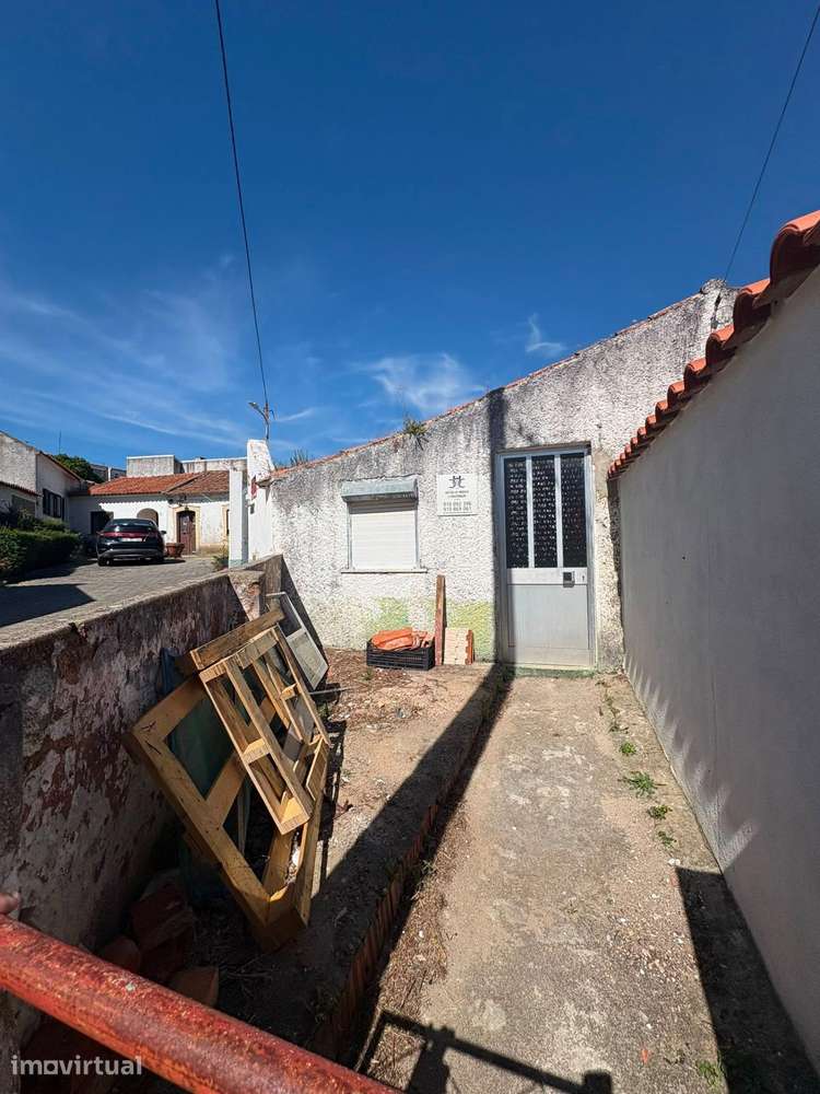 Moradia térrea para reconstrução com logradouro em Moita do Norte - Grande imagem: 3/23