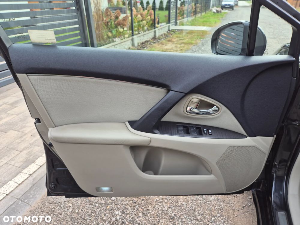 Toyota Avensis 2.0 D-4D Sol plus+NAVI - 11