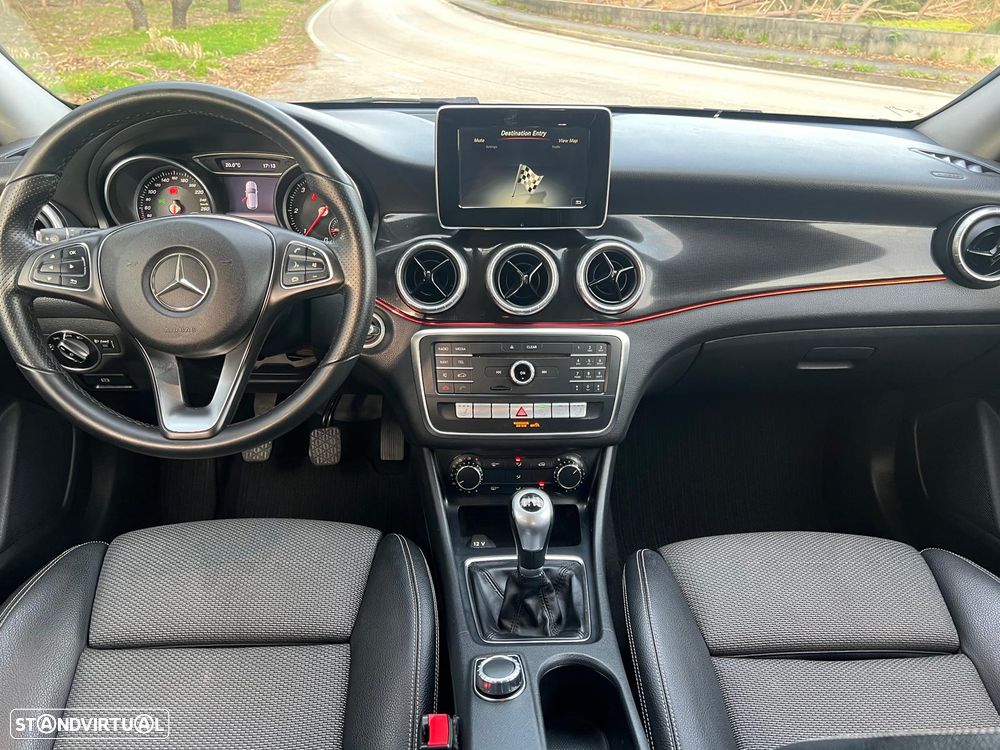 Mercedes-Benz CLA 180 d Shooting Brake AMG Line - 4