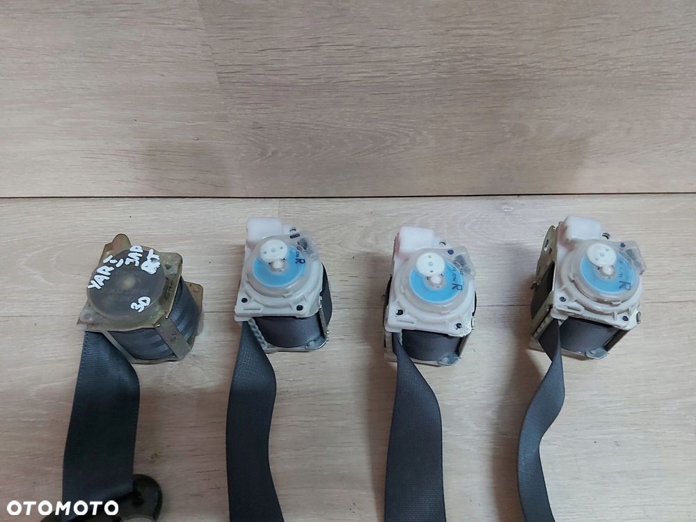 Toyota Yaris I pas bezpieczeństwa PRAWY TYŁ 3D 99-02 r - 3