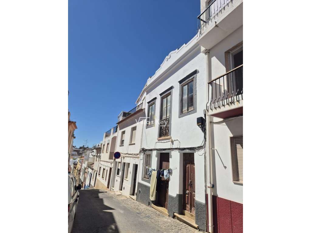 Prédio de 3 pisos para venda no centro histórico de Lagos - Grande imagem: 2/7