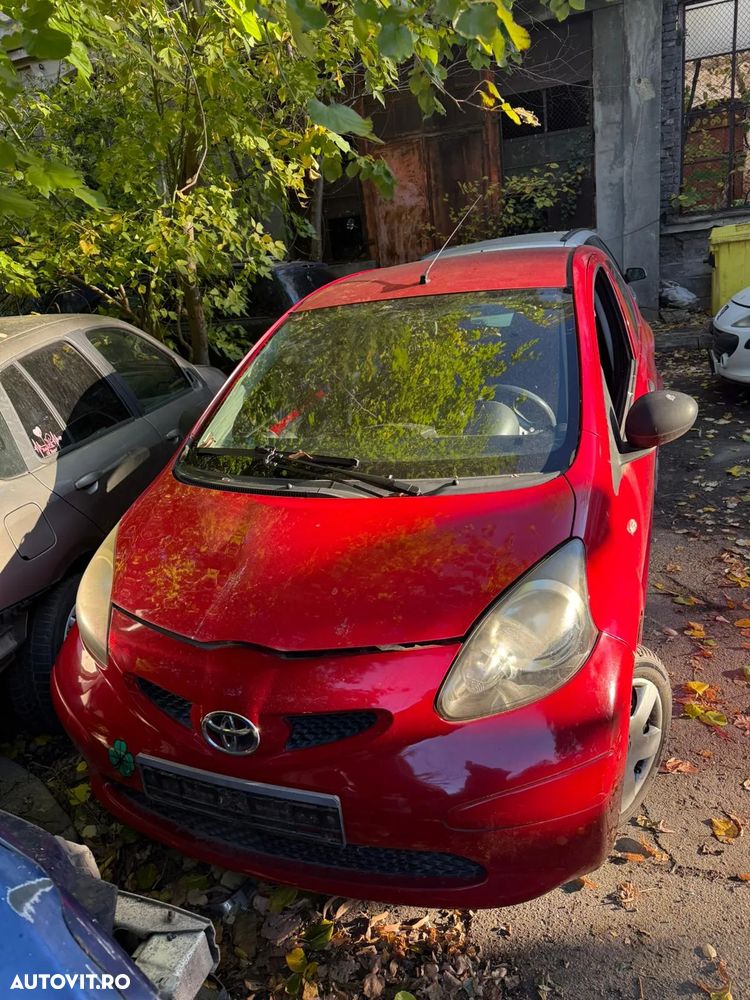 Dezmembrez Toyota Aygo coupe rosu 1.0 benzina 2006 - 8
