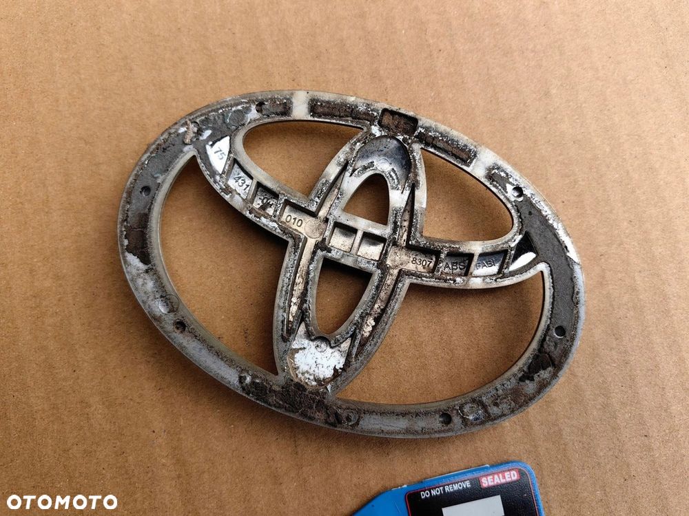 Zaczek emblemat klapy bagażnika TOYOTA AYGO I - 2