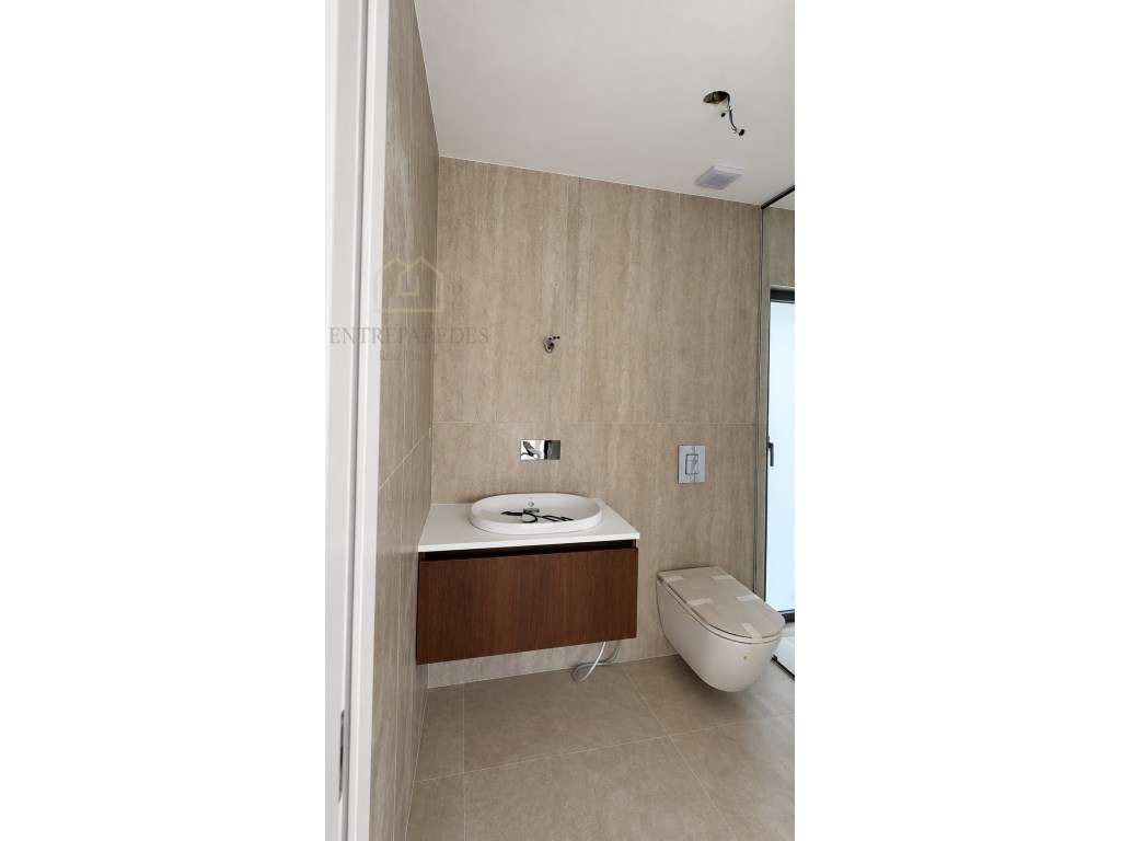 Moradia em Banda T3 com 2 frentes, jardim, elevador - para comprar ... - Grande imagem: 4/33