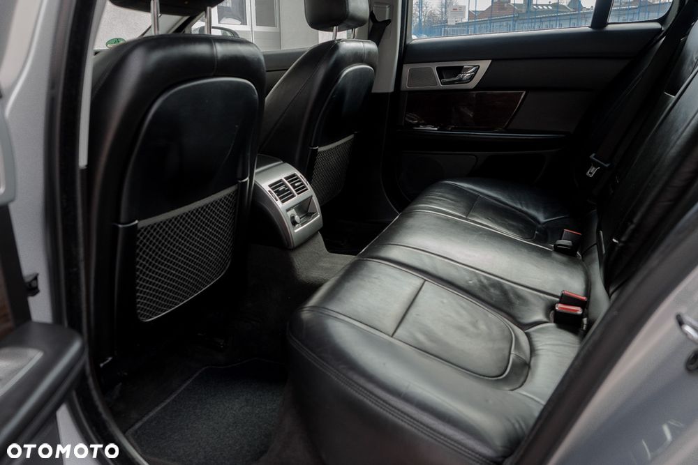 Jaguar XF 2.2 D Luxury - 37