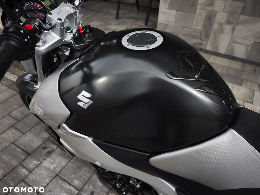 Suzuki GSR - 31