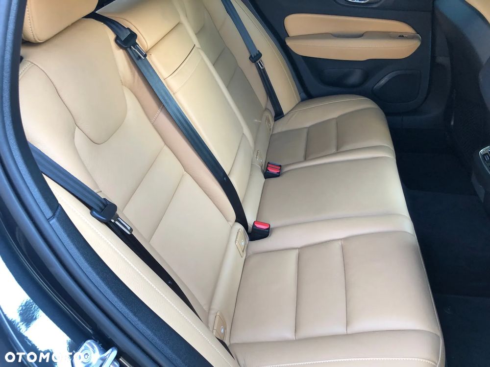 Volvo V60 T6 AWD Momentum Pro - 19