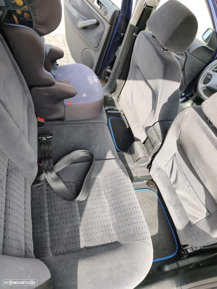 Volkswagen Golf 1.4i Confort — fotografia 9