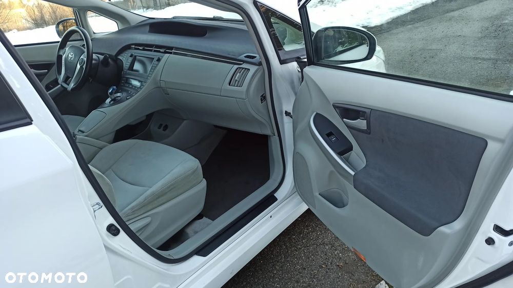 Toyota Prius (Hybrid) - 11
