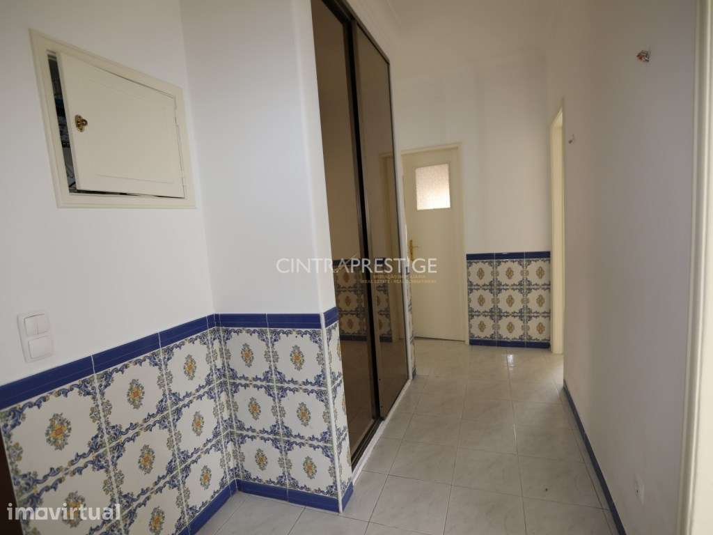 Arrendamento | Apartamento T2 com Logradouro e Arrecadação - Queluz. - Grande imagem: 4/27