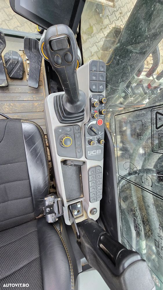 JCB 220 X LC Black - 9