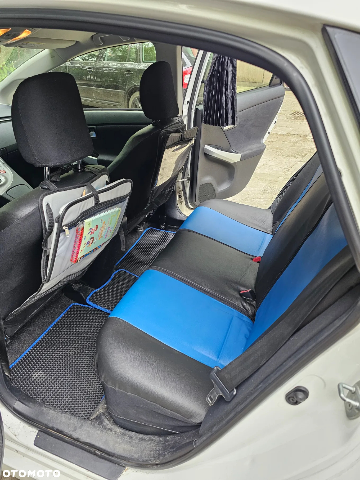 Toyota Prius (Hybrid) - 14
