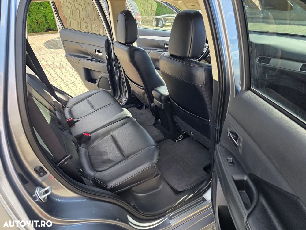 Mitsubishi Outlander 2.0 4WD Plug-In Hybrid Top - 22