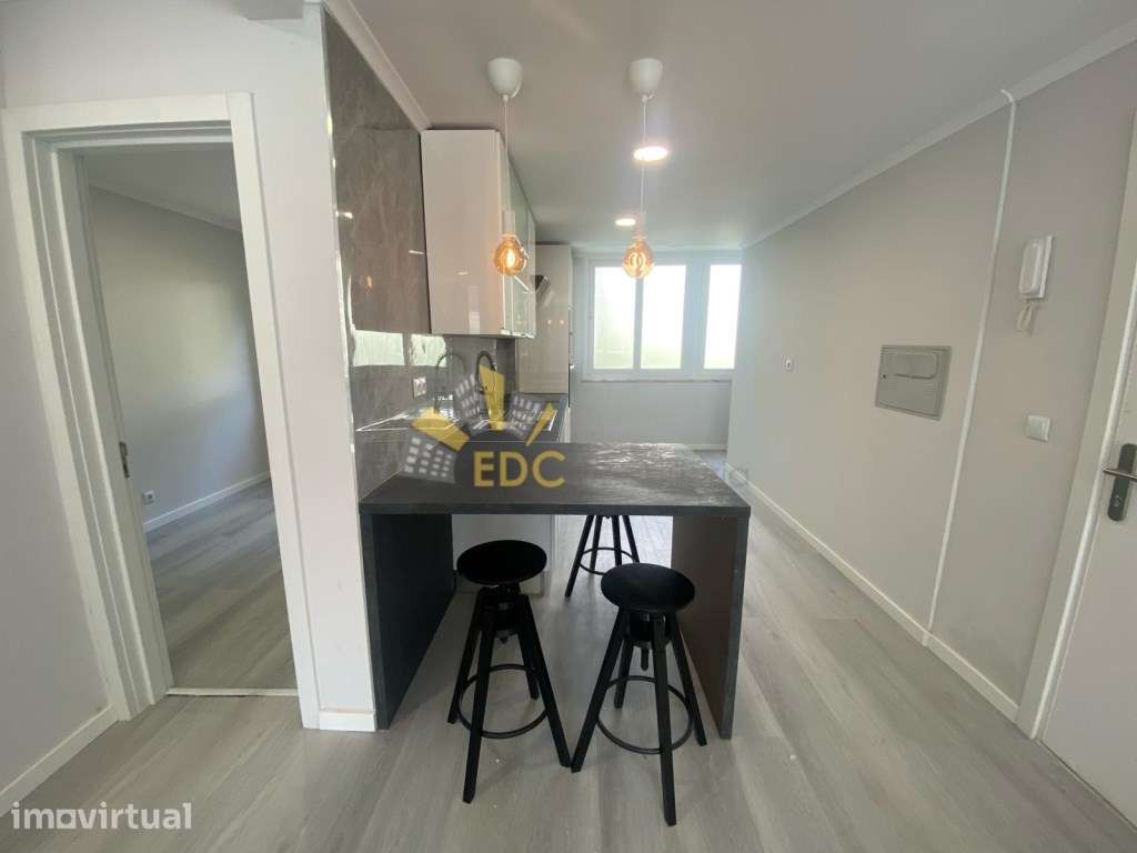 Apartamento T2 Totalmente Remodelado em zona Premium de Benfica | A... - Grande imagem: 2/25