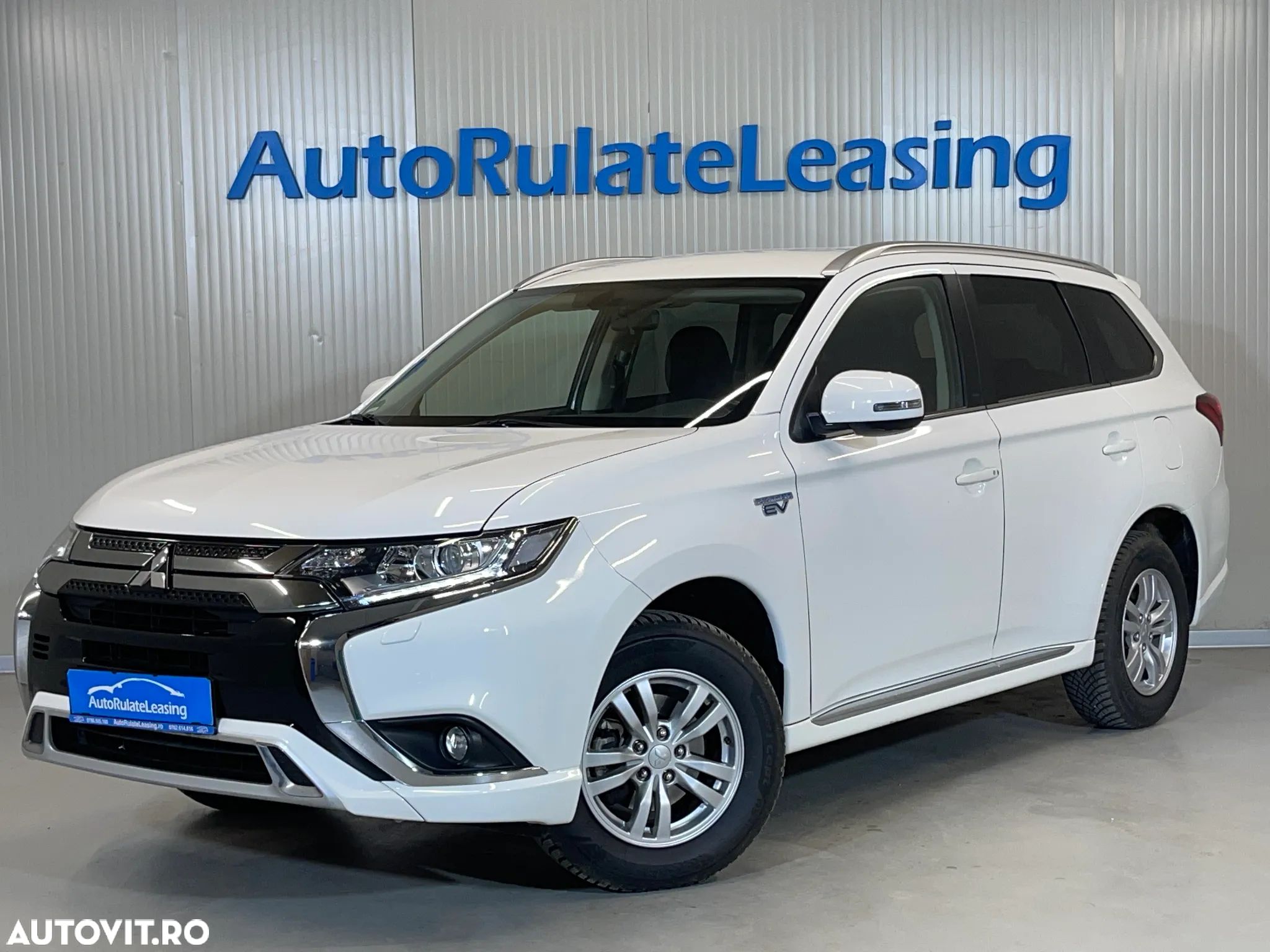 Mitsubishi Outlander 2.4 4WD Plug-In Hybrid - 1