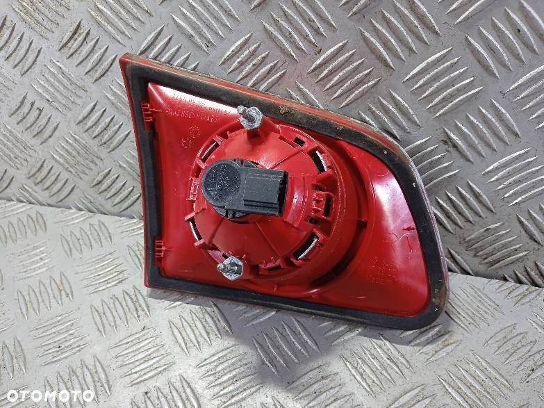 LAMPA PRAWA TYLNA KLAPY VOLKSWAGEN PASSAT B6 - 2