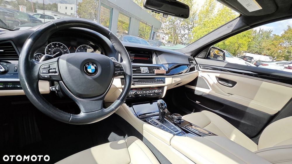 BMW Seria 5 550i xDrive - 27