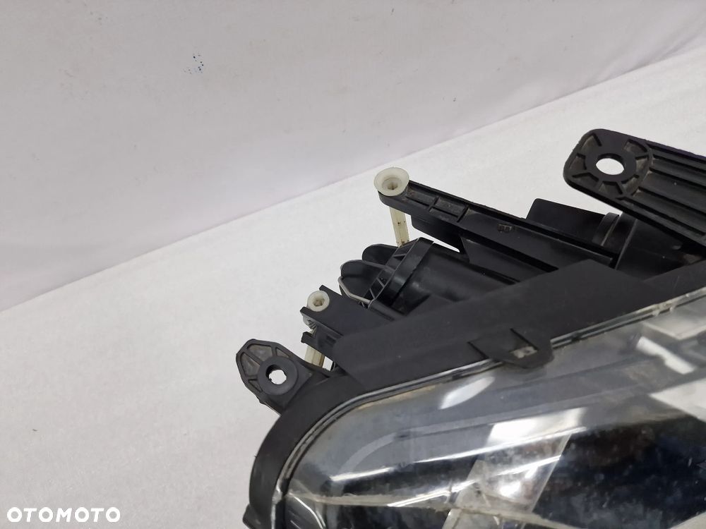 VW AMAROK 2H 09- PRAWA LAMPA PRZEDNIA PRZÓD , NR AUKCJI LA102 - 9