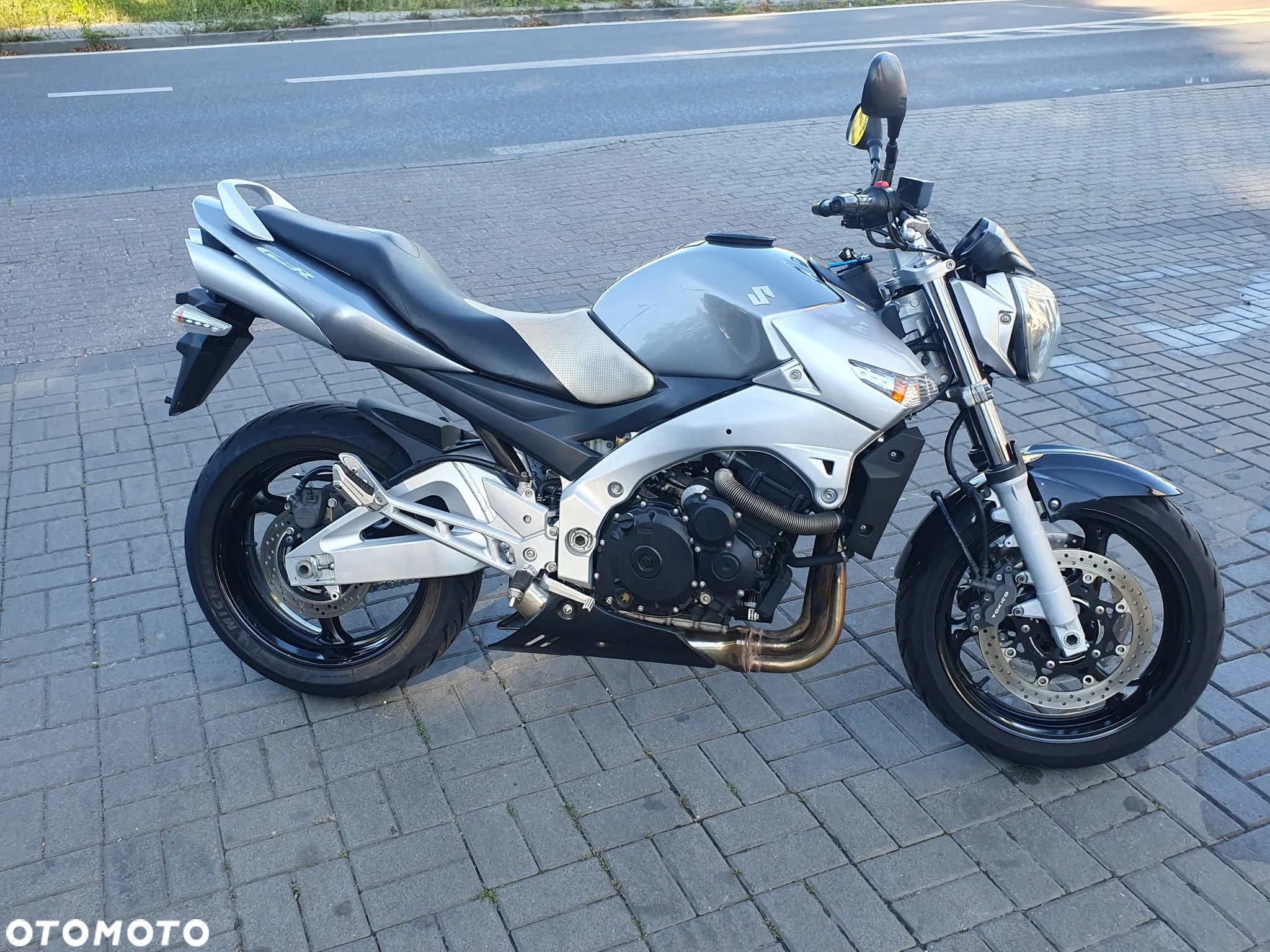 Suzuki GSR - 2